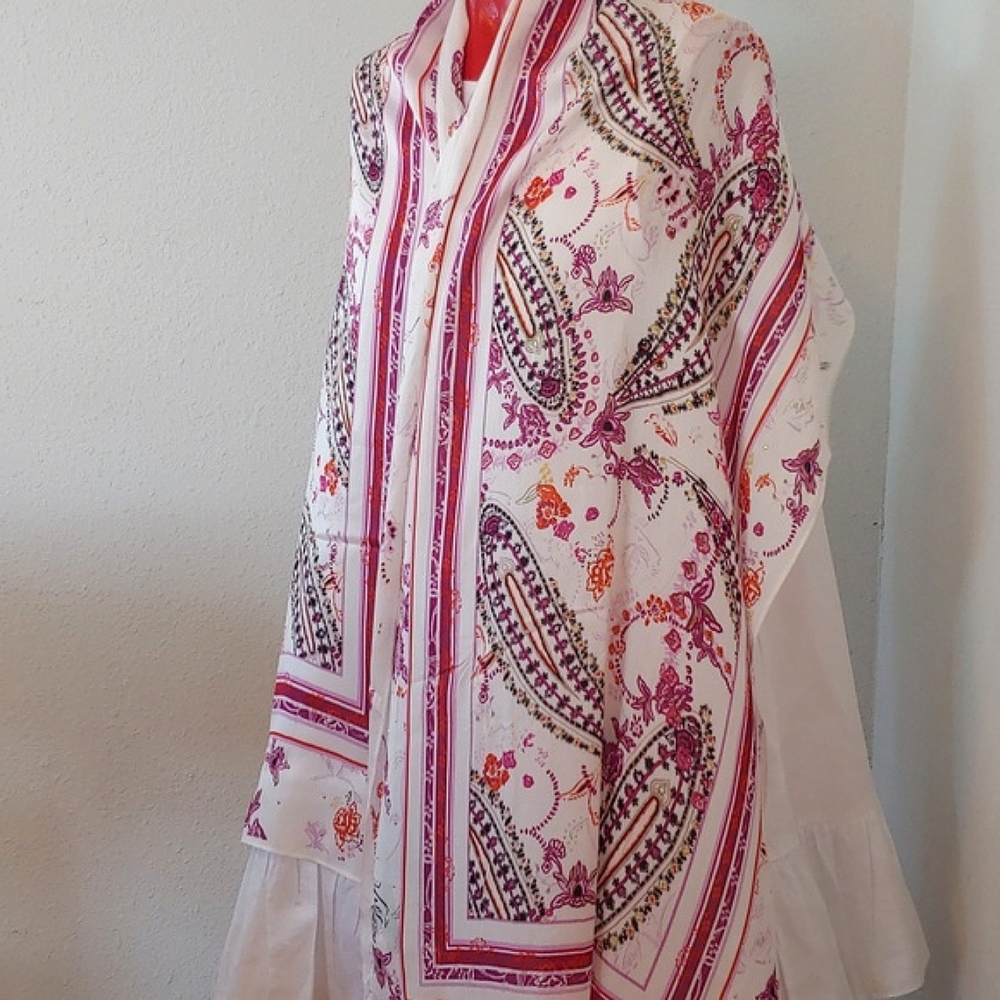 White House Black Market Oblong Scarf in Pale Orchid and Ecru White NWT